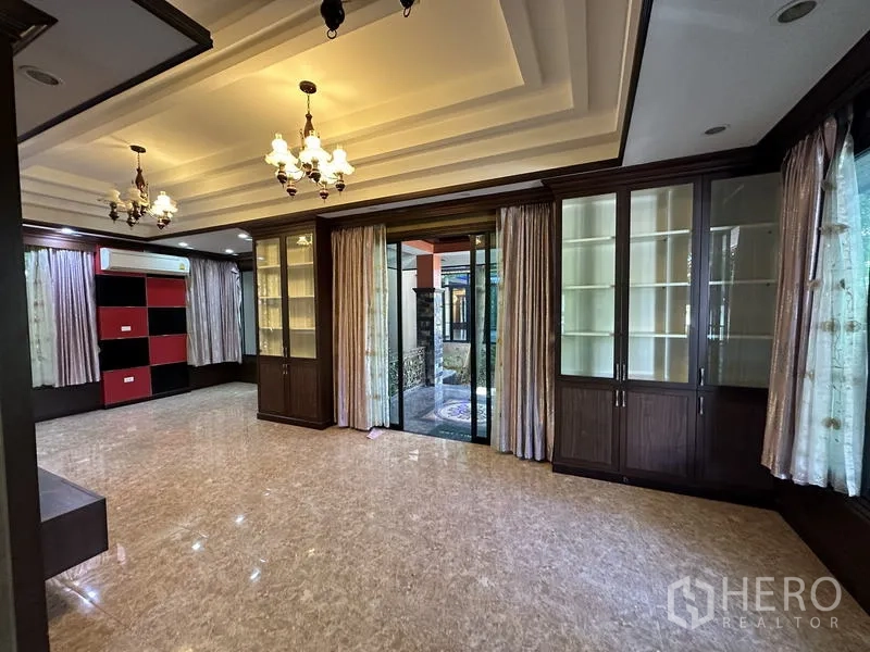 独立式住宅 出售在Lam Luk Ka, Pathum Thani - 宽敞起居区 配玻璃展示柜与宽窗