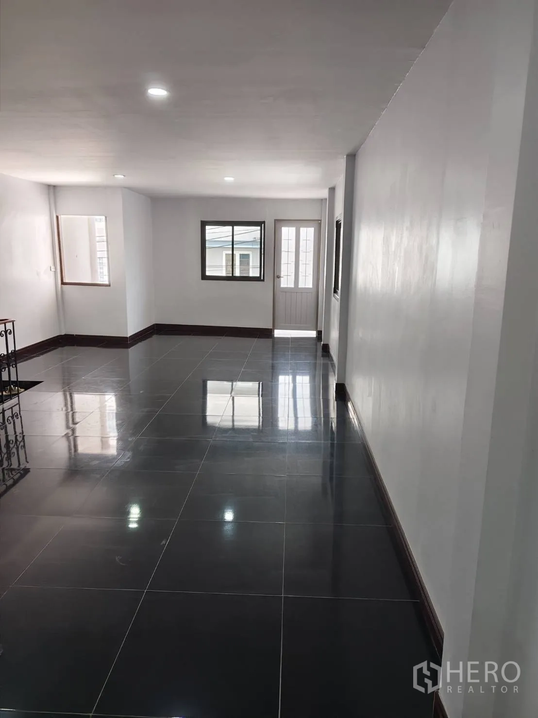 ทาวน์เฮาส์ ขายในPhra Khanong, Bangkok - พื้นที่ชั้นบนสว่าง มีหน้าต่างและประตูระเบียง พื้นกระเบื้องดำเงา