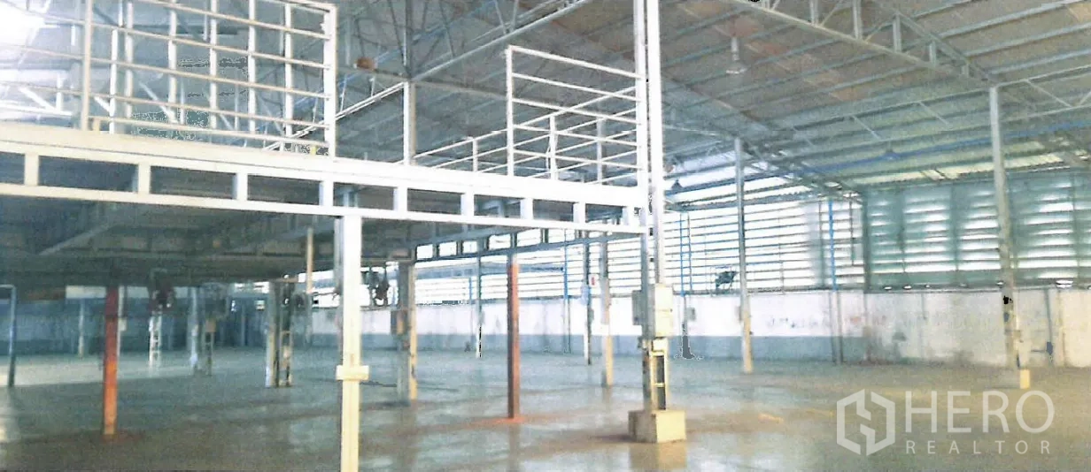 工厂 出租在Yan Nawa, Bangkok - 厂房内部带夹层平台与百叶通风墙