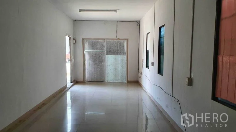 คลังสินค้า ให้เช่าในPathum Thani - โถงออฟฟิศพร้อมหน้าต่างมองเข้าโกดังและประตูกระจกบานเลื่อน