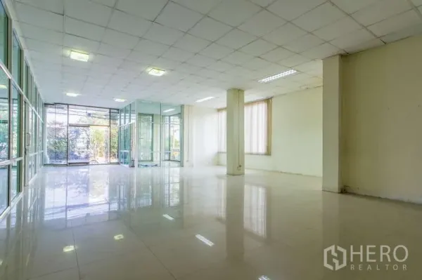 办公空间 出租或出售在Huai Khwang, Bangkok - 宽敞的开放式办公室，落地玻璃、瓷砖地面与吊顶，位于Huai Khwang。