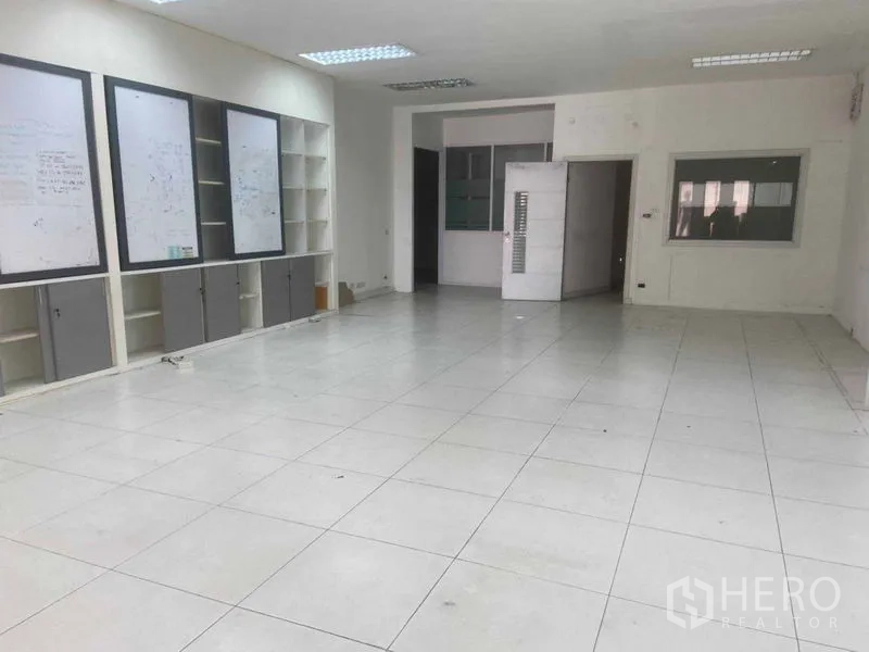 Office Space for rent in Saphan Sung, Bangkok - Large workspace with built-in cabinets, whiteboards and fluorescent lights
