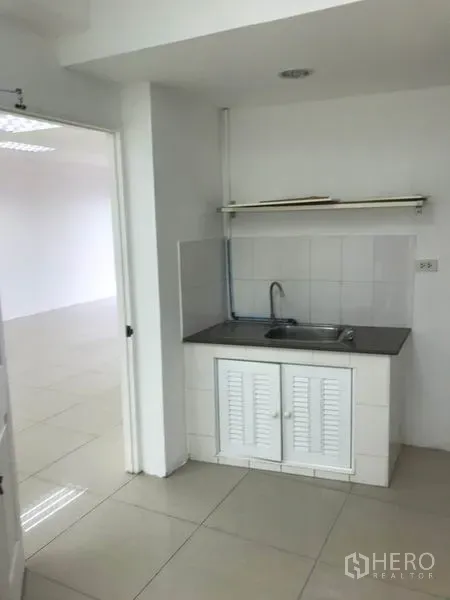 สำนักงาน ให้เช่าในWatthana, Bangkok - แพนทรีขนาดกะทัดรัดพร้อมอ่างล้างจาน เคาน์เตอร์ และตู้เก็บของติดกับโซนทำงาน