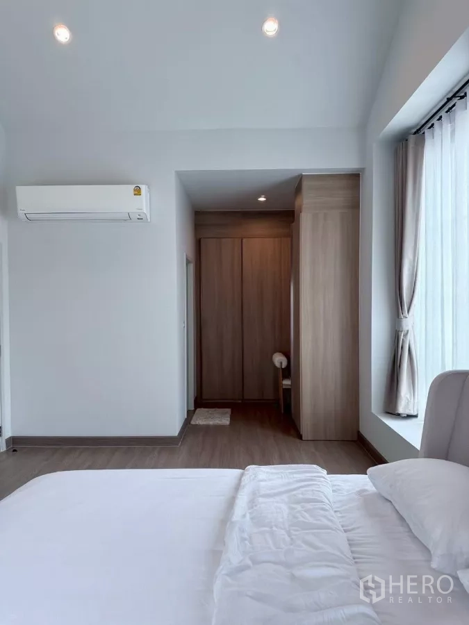 บ้าน ให้เช่าในLat Krabang, Bangkok - อีกมุมของห้องนอนใหญ่ มีเครื่องปรับอากาศและหน้าต่างบานใหญ่