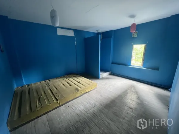 อาคารพาณิชย์ ให้เช่าในWatthana, Bangkok - ห้องชั้นบนผนังสีน้ำเงิน มีหน้าต่างและแท่นยกพื้นในตัว