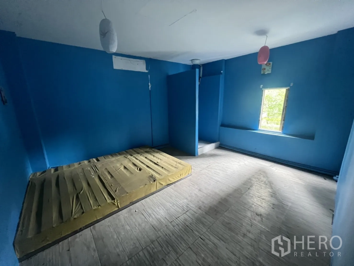 อาคารพาณิชย์ ให้เช่าในWatthana, Bangkok - ห้องชั้นบนผนังสีน้ำเงิน มีหน้าต่างและแท่นยกพื้นในตัว