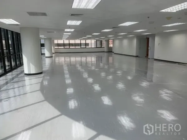 办公空间 出租在Bang Rak, Bangkok - 宽敞转角办公楼层，圆柱布局、亮面地坪与嵌入式照明。