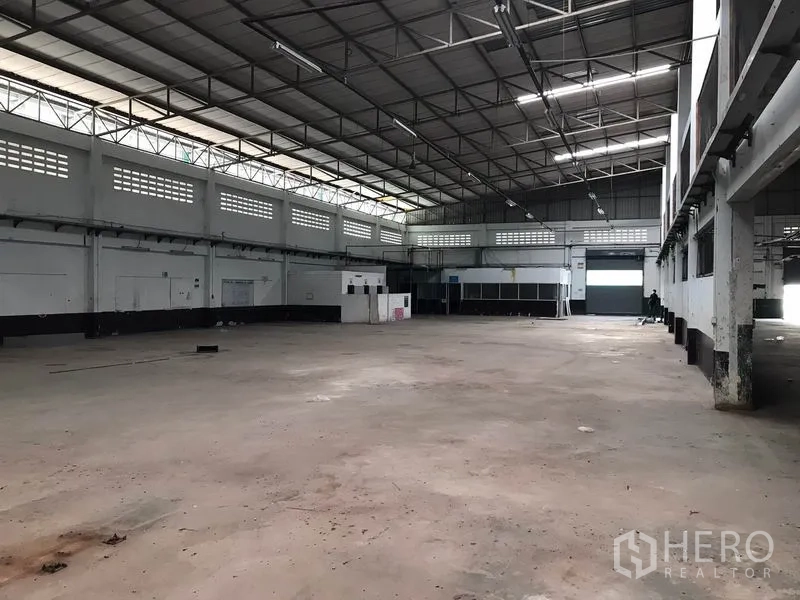 โรงงาน ให้เช่าในMueang Chon Buri, Chon Buri - พื้นที่คลังสินค้าพร้อมประตูม้วนโหลดสินค้า แสงสว่างจากหลังคา และพื้นคอนกรีต