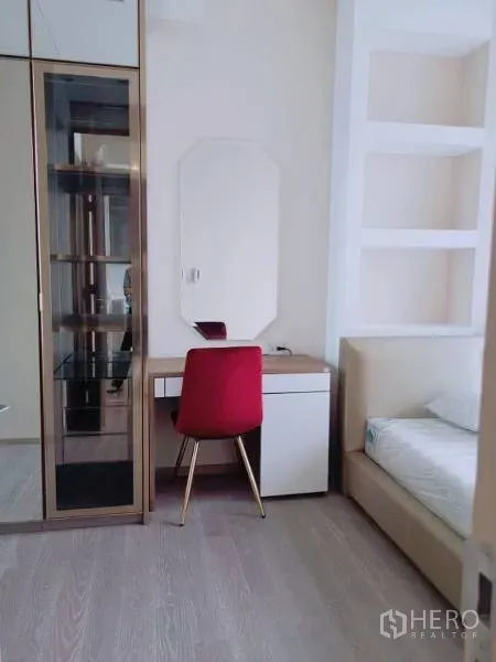 คอนโด ให้เช่าหรือขายในWatthana, Bangkok - มุมห้องนอนพร้อมโต๊ะเครื่องแป้ง เก้าอี้สีแดง และตู้กระจกโชว์