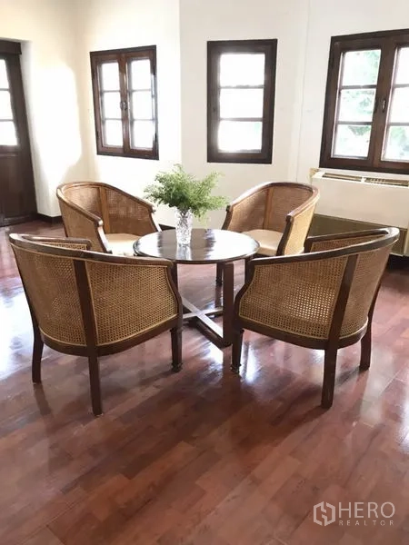 บ้าน ให้เช่าในPhra Khanong, Bangkok - มุมพักผ่อนอบอุ่น เก้าอี้หวาย 4 ตัวรอบโต๊ะกลมบนพื้นไม้