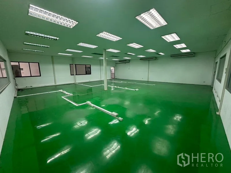 คลังสินค้า ให้เช่าในSuan Luang, Bangkok - ห้องผลิตพื้นอีพ็อกซีสีเขียว พร้อมรางท่อสาธารณูปโภค