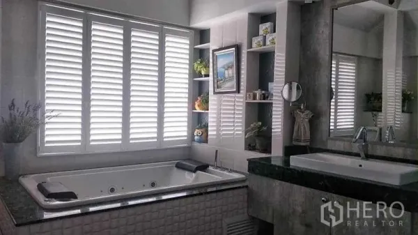 Home Office for sale in Phasi Charoen, Bangkok - Bathroom with built-in jacuzzi tub, louvered windows, shelving and a wide vanity.