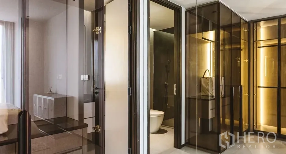 คอนโด ให้เช่าในWatthana, Bangkok - โถงทางเดินไปห้องน้ำในตัว ตู้เสื้อผ้ากระจก และห้องอาบน้ำ