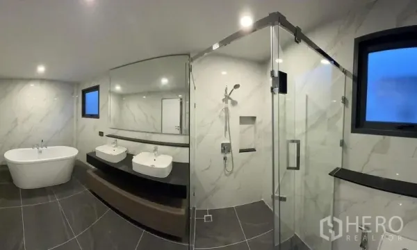 บ้าน ให้เช่า - ห้องน้ำสไตล์ลักชัวรี่อ่างอาบน้ำเดี่ยว อ่างล้างหน้าคู่ และห้องอาบน้ำกระจก