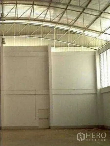 工厂 出租在Krathum Baen, Samut Sakhon - 厂房侧面高墙，玻璃砖采光与百叶窗提供自然光与通风。