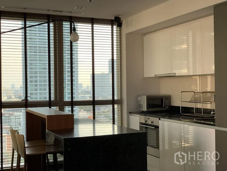คอนโด ให้เช่าในKhlong San, Bangkok - ไอแลนด์ครัวพร้อมที่นั่งบาร์ ข้างหน้าต่างบานใหญ่ชมวิวเมืองแบบพาโนรามา
