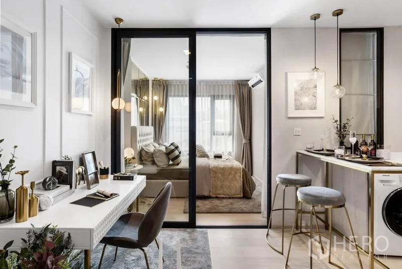 คอนโด ขายในPathum Wan, Bangkok - มุมทำงานและแพนทรีแบบเปิด เชื่อมด้วยประตูกระจกสู่ห้องนอน โคมไฟห้อยดีไซน์