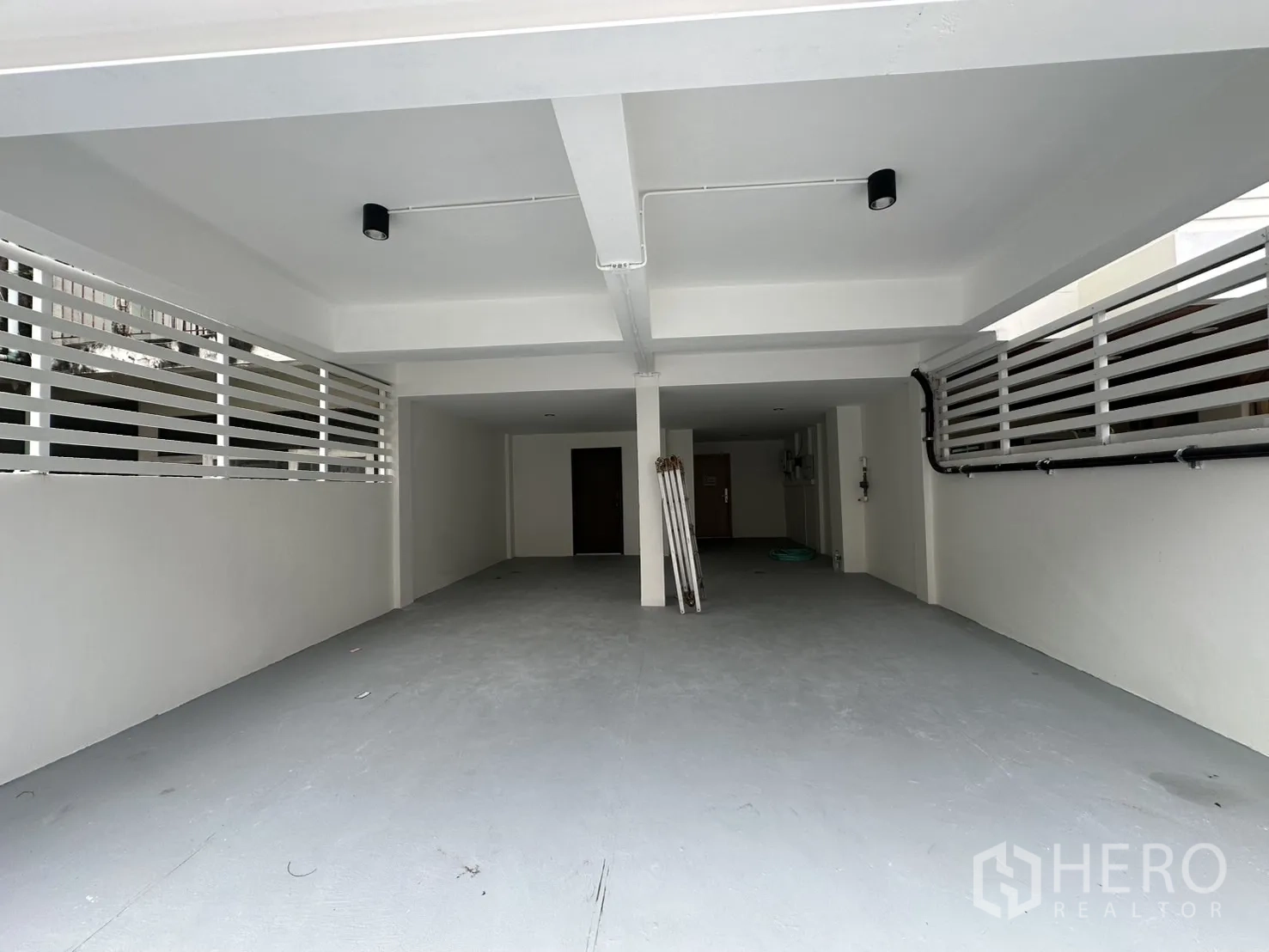 带办公室的家 出租在Phra Khanong, Bangkok - 有顶车位，可停放2–3辆车，出入口安全。