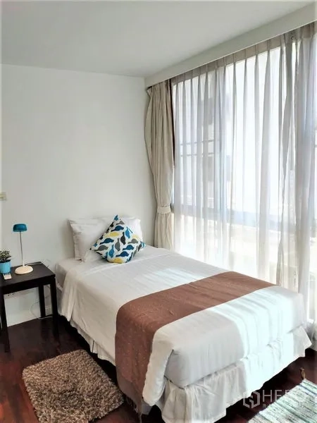 Condominium for rent in Bang Rak, Bangkok - Cozy guest bedroom with single bed, large windows and natural light.