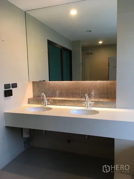 Detached House for rent or sale in Bang Kapi, Bangkok - Contemporary bathroom with double sinks and mosaic backsplash.