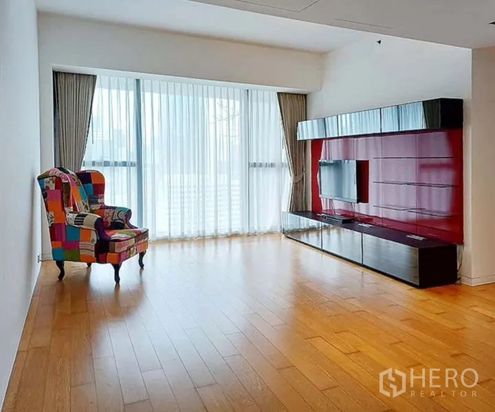 คอนโด ให้เช่าในSathon, Bangkok - มุมอื่นของห้องนั่งเล่นสว่าง โชว์ผนังทีวีและหน้าต่างสูงเต็มบาน