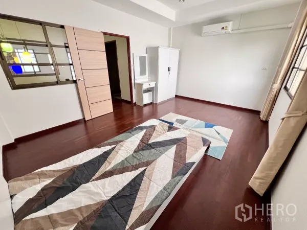 ทาวน์เฮาส์ ให้เช่าหรือขายในPhra Khanong, Bangkok - ห้องนอนพื้นไม้พร้อมเครื่องปรับอากาศและหน้าต่างบานใหญ่