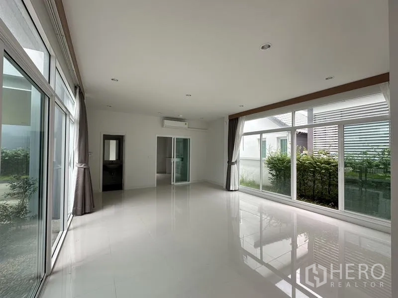 บ้าน ขายในLam Luk Ka, Pathum Thani - มุมมองห้องพักผ่อน ผนังกระจกรอบด้าน มองเห็นแนวพุ่มไม้