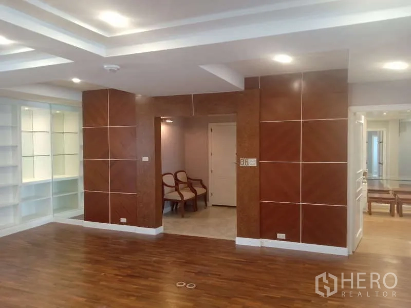 คอนโด ให้เช่าในKhlong Toei, Bangkok - โถงทางเข้าตกแต่งผนังลายไม้ ไฟดาวน์ไลท์ และตู้โชว์สว่าง