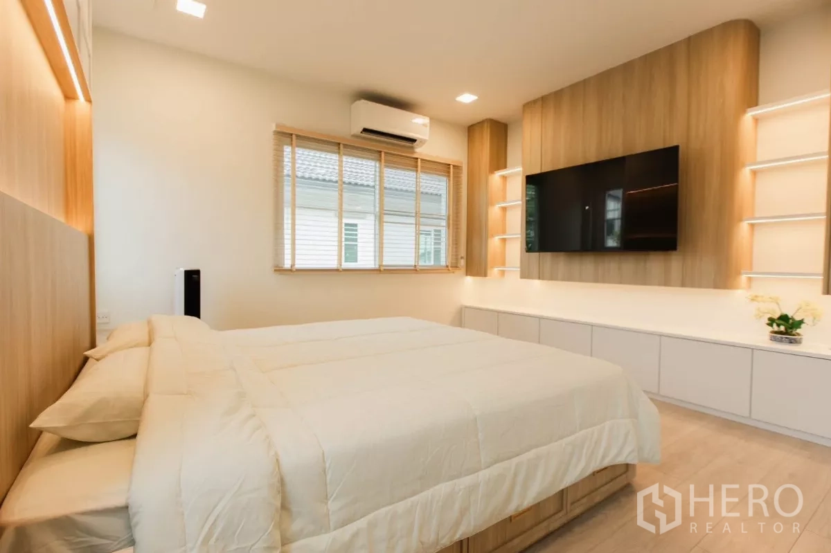 独立式住宅 出租或出售在Bang Phli, Samut Prakan - 主卧媒体墙特写，悬浮搁架与LED灯光。