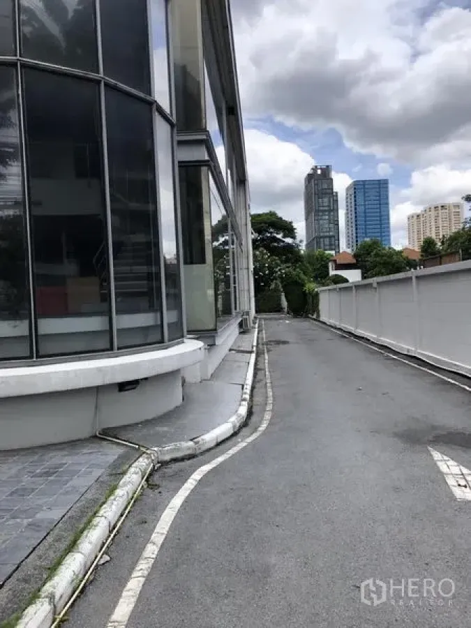 พื้นที่ขายปลีก ให้เช่าในWatthana, Bangkok - ทางรถด้านข้างข้างอาคารร้านค้ากระจกสมัยใหม่ พร้อมวิวตึกสูงย่านทองหล่อ