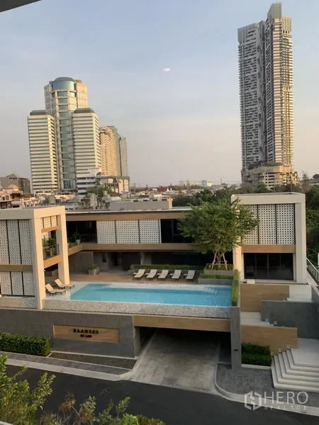 บ้าน ขายในYan Nawa, Bangkok - คลับเฮาส์ส่วนกลางพร้อมสระว่ายน้ำและเตียงอาบแดด มองเห็นสกายไลน์กรุงเทพฯ