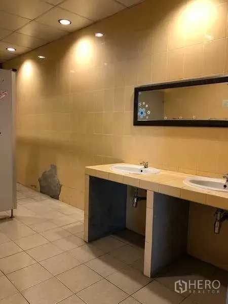 คลังสินค้า ให้เช่าในBang Phli, Samut Prakan - ห้องน้ำพนักงาน อ่างล้างมือคู่ ผนังกระเบื้อง และไฟฝ้าเพดาน