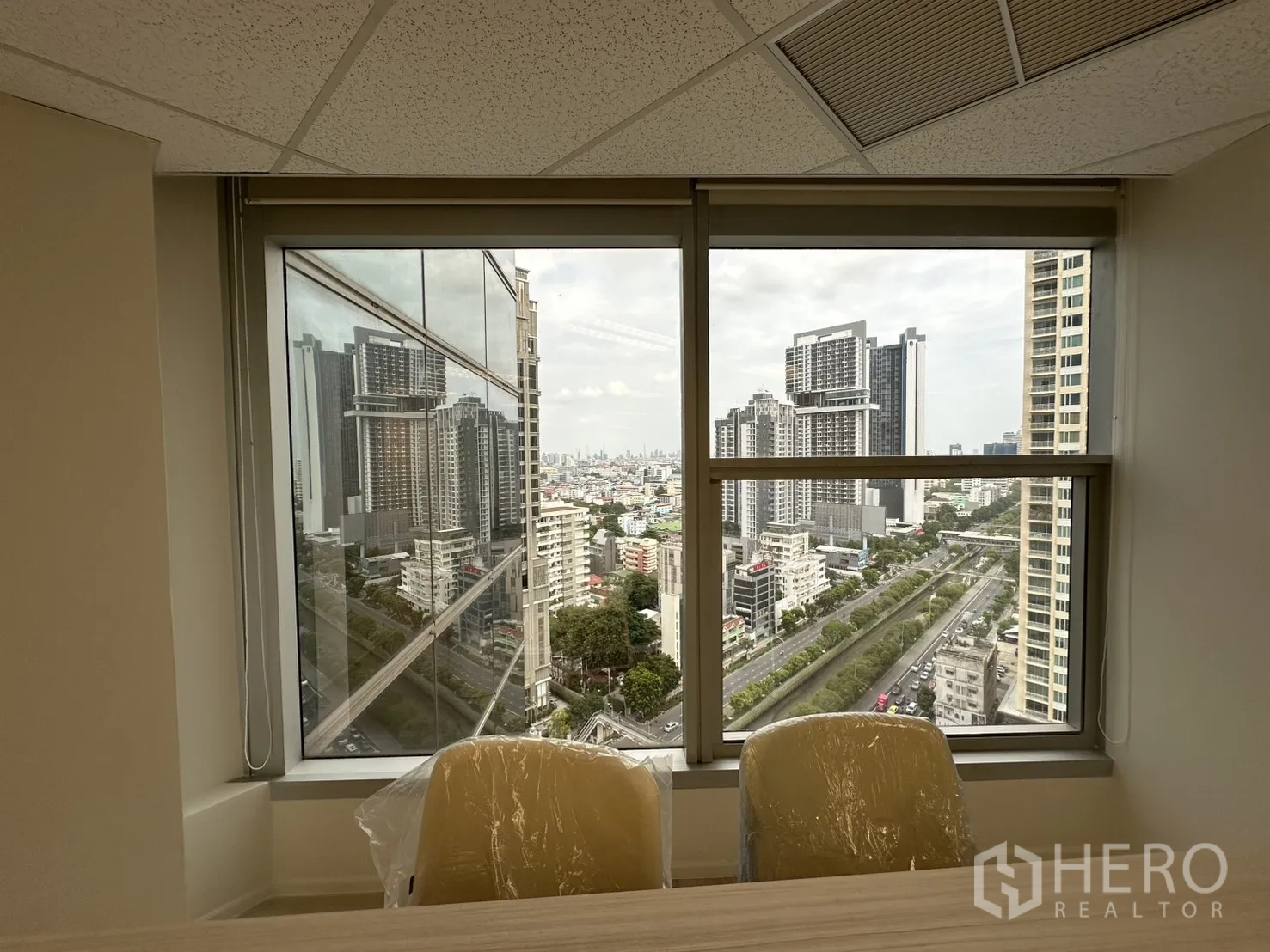 ออฟฟิศ for rent in Sathon, Bangkok - วิวเมืองจากหน้าต่างบานใหญ่ของสำนักงาน เห็นอาคารสูงและถนน