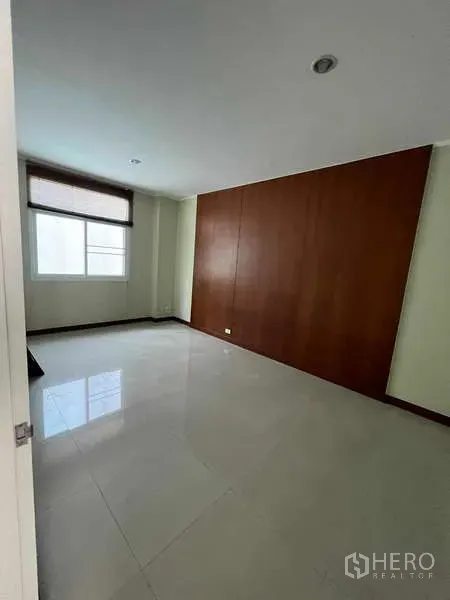 สำนักงานที่บ้าน ให้เช่าหรือขายในMin Buri, Bangkok - ห้องโล่งสว่าง พื้นกระเบื้องเงา ผนังลายไม้ และหน้าต่างพร้อมม่านม้วน