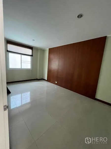 สำนักงานที่บ้าน ให้เช่าหรือขายในMin Buri, Bangkok - ห้องโล่งสว่าง พื้นกระเบื้องเงา ผนังลายไม้ และหน้าต่างพร้อมม่านม้วน