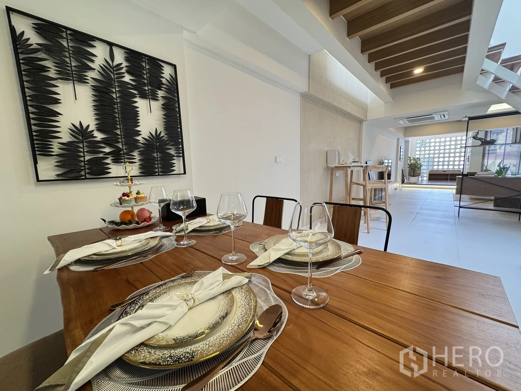 联排别墅 出售 - 餐桌特写，餐具摆盘于楼梯下方空间。