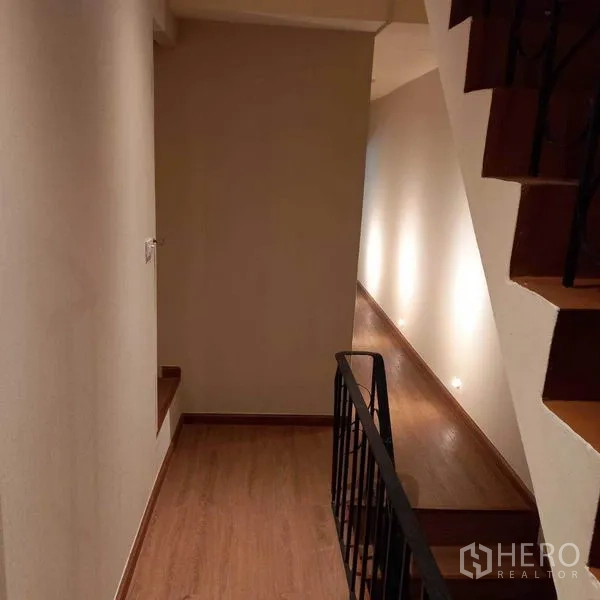 อาคารพาณิชย์ ให้เช่าในWatthana, Bangkok - ชานพักบันไดพร้อมราวเหล็กและไฟส่องผนัง