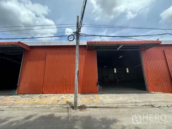 คลังสินค้า ให้เช่าในBang Kapi, Bangkok - ด้านหน้าโกดัง ประตูบานเลื่อน หลังคากันสาดกว้าง มีช่องจอดขนถ่ายและสายไฟฟ้า