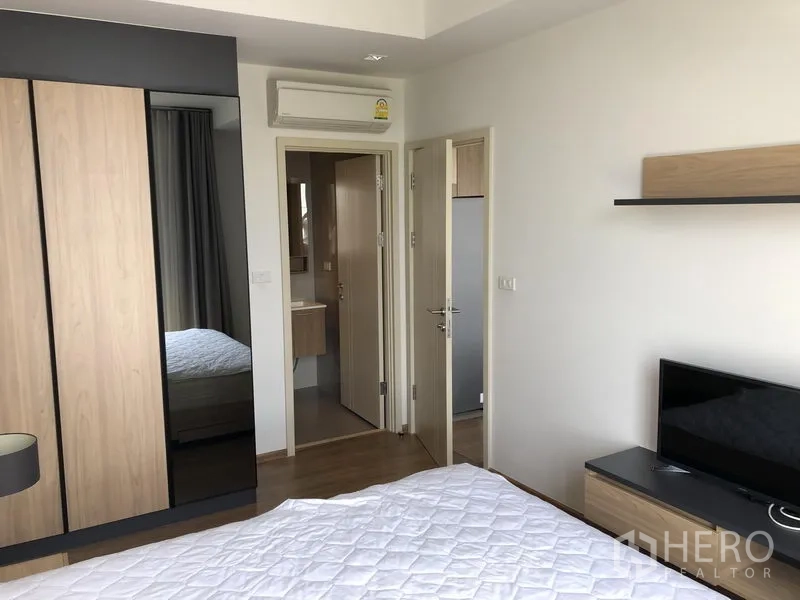 คอนโด ให้เช่าในWatthana, Bangkok - ห้องนอนพร้อมตู้เสื้อผ้า ชั้นวางทีวี และทางเข้าห้องน้ำในตัว