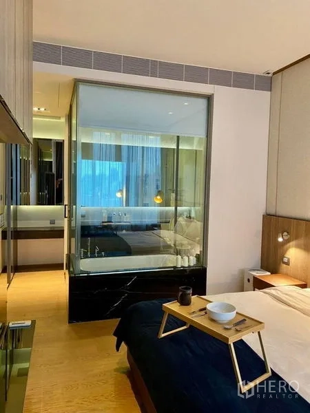 公寓 出租或出售在Bang Rak, Bangkok - 卧室走道，玻璃围合的浴缸与内置储物