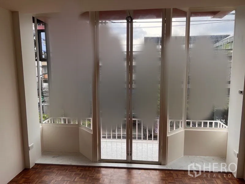 อาคารพาณิชย์ ให้เช่าหรือขายในWatthana, Bangkok - ประตูกระจกเต็มสูงฟรอสต์ เปิดสู่ระเบียงเล็ก มุมมองเมือง