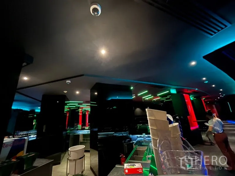 零售空间 出租在Ratchathewi, Bangkok - 吧台后场设备区，顶面霓虹灯光。