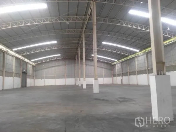 工厂 出租在Phra Nakhon Si Ayutthaya - 宽敞的工厂大厅，拱形钢结构屋顶与平整混凝土地面。