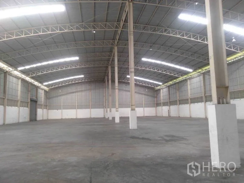 工厂 出租在Phra Nakhon Si Ayutthaya - 宽敞的工厂大厅，拱形钢结构屋顶与平整混凝土地面。