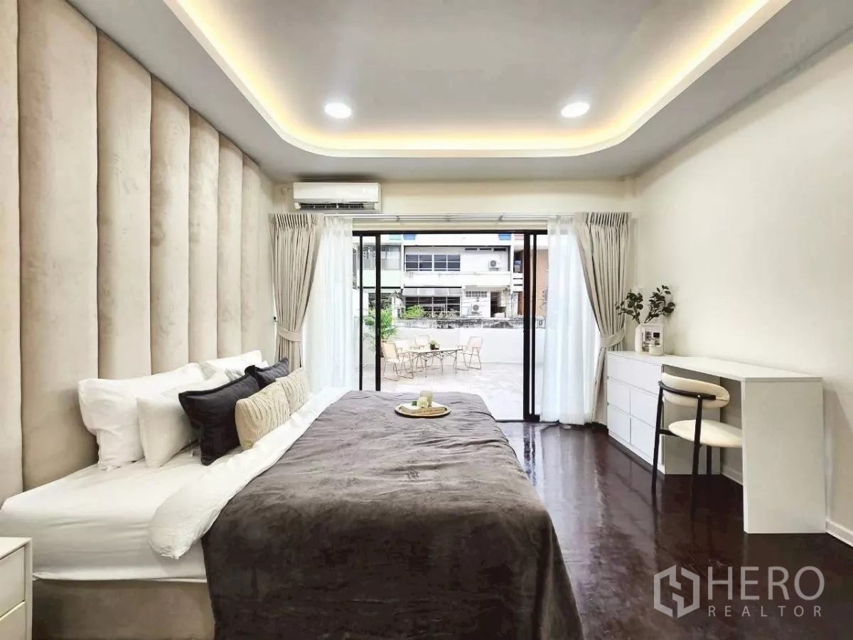 ทาวน์เฮาส์ ให้เช่าในHuai Khwang, Bangkok - ห้องนอนเปิดออกสู่เทอเรสกว้าง ด้วยประตูกระจกบานเลื่อนและมุมโต๊ะทำงาน