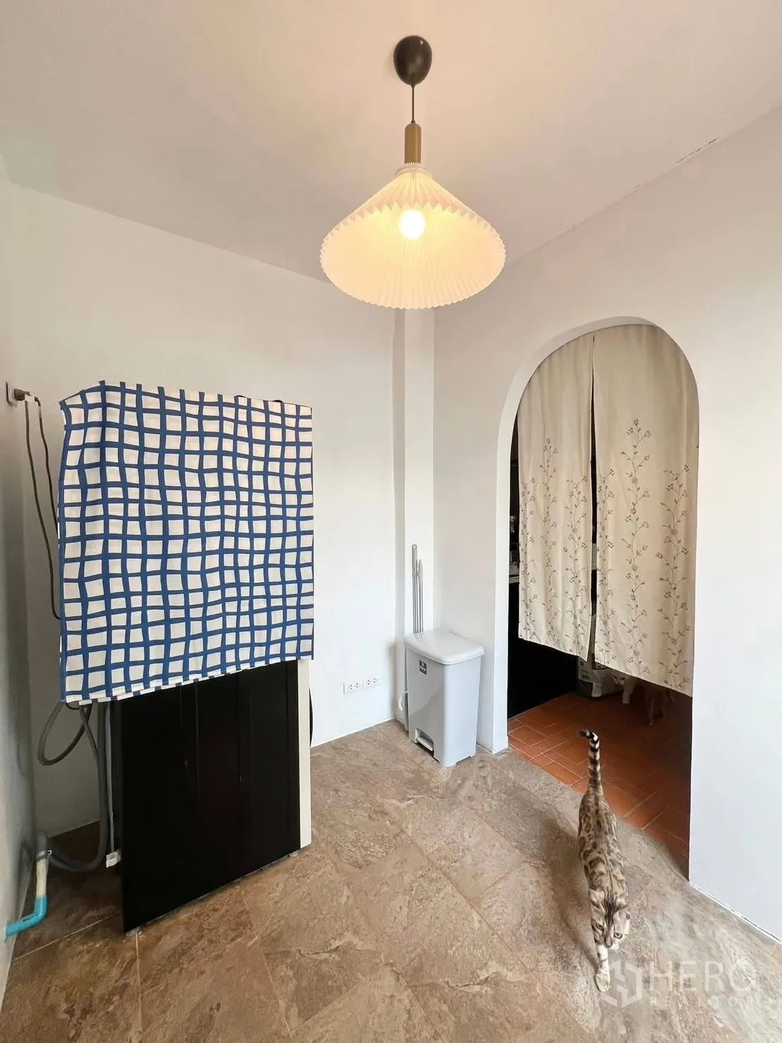 联排别墅 for rent in Bang Phli, Samut Prakan - 洗衣区有洗衣机、拱形门与瓷砖地面。