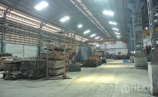 โรงงาน ขายในBang Phli, Samut Prakan - ทางเดินคลังสินค้ายาว โครงสร้างเหล็กและไฟสว่างบนหลังคา.