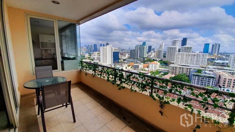 คอนโด ให้เช่าในWatthana, Bangkok - ระเบียงมีหลังคา ชุดโต๊ะเก้าอี้ มองเห็นวิวสกายไลน์กรุงเทพฯ