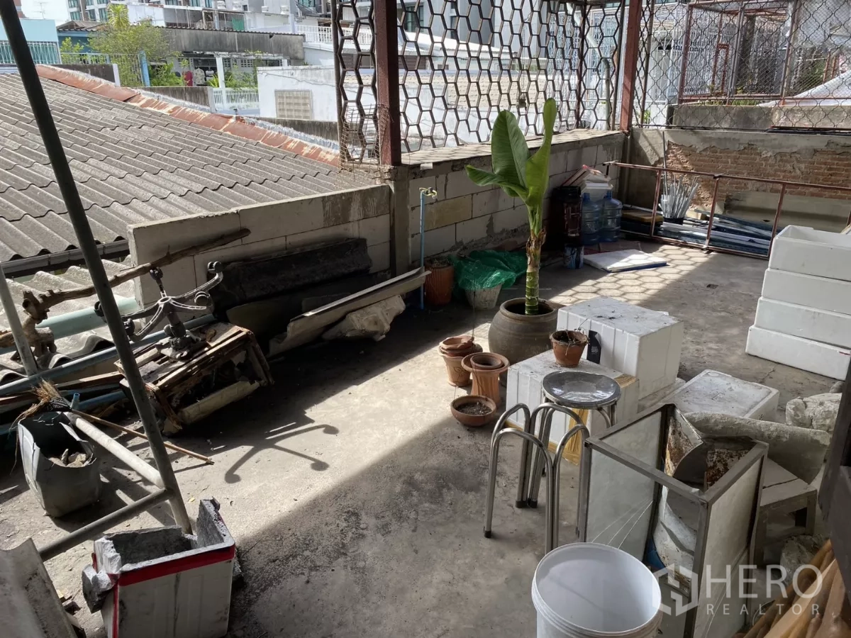 店屋 出租在Khlong Toei, Bangkok - 部分有顶的屋顶露台，用于储物，视野开阔。