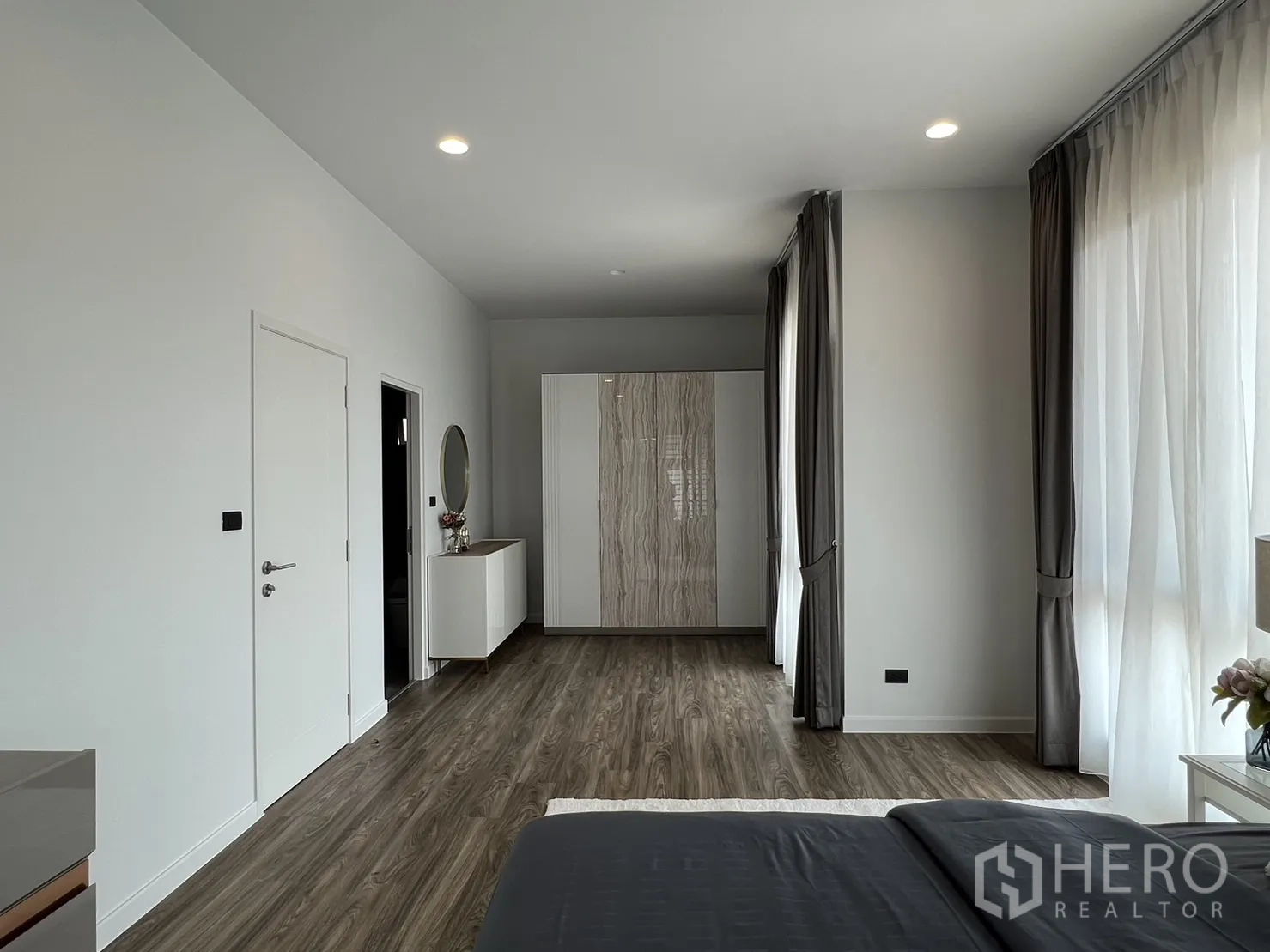 บ้าน ให้เช่าในBang Kapi, Bangkok - ห้องนอนหลักกว้างขวางพร้อมตู้เสื้อผ้าและผ้าม่าน